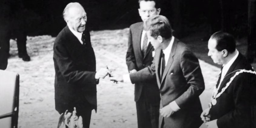 John F. Kennedy regalando su pluma MontBlanc al canciller Alemán Konrad Adenauer